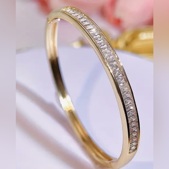 Gold Bangle with Emerald Cut Stones. Classic Elegance - Picture 4 of 5
